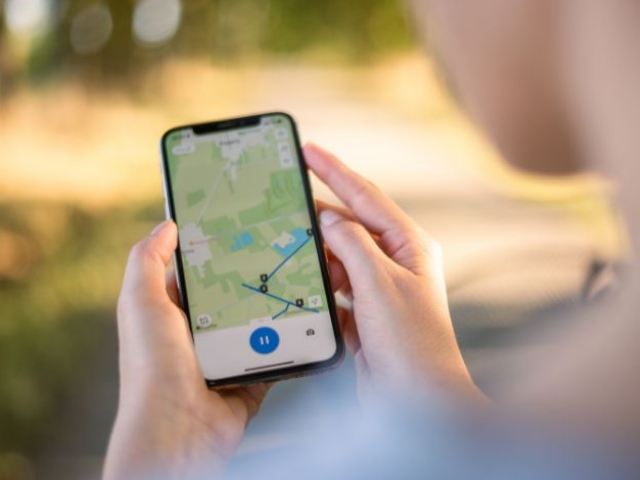 スマートフォンで移動履歴を記録する社員